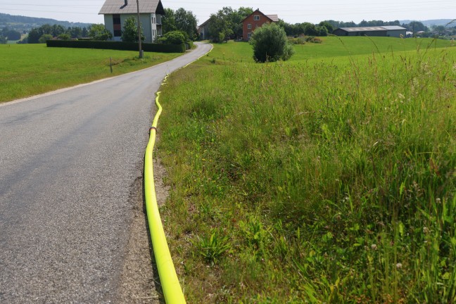 Groeinsatz bei Brand eines Nebengebudes auf einem Bauernhof in Puchkirchen am Trattberg
