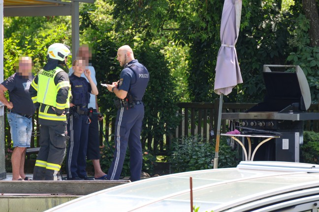 Brand eines Gasgrillers: Feuerwehr im Garten eines Hauses in Holzhausen im Einsatz