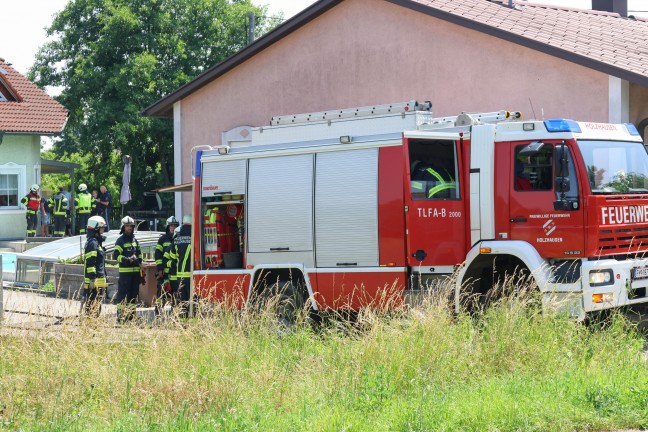 Brand eines Gasgrillers: Feuerwehr im Garten eines Hauses in Holzhausen im Einsatz
