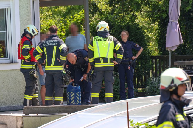 Brand eines Gasgrillers: Feuerwehr im Garten eines Hauses in Holzhausen im Einsatz