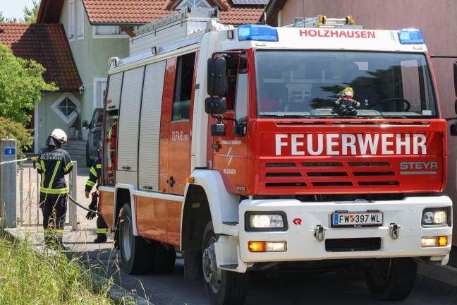 Brand eines Gasgrillers: Feuerwehr im Garten eines Hauses in Holzhausen im Einsatz