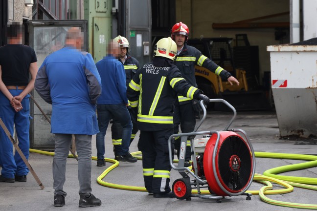 Gefahrstoffeinsatz: Chemische Reaktion in einem Gewerbebetrieb in Wels-Pernau sorgt fr Einsatz