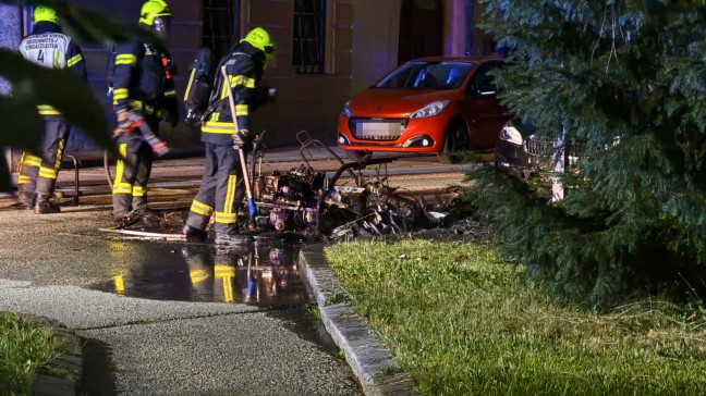 Gerippe blieb brig: Leichtfahrzeug in Steyr-Innere Stadt in Vollbrand