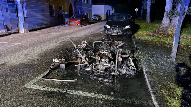 Gerippe blieb brig: Leichtfahrzeug in Steyr-Innere Stadt in Vollbrand