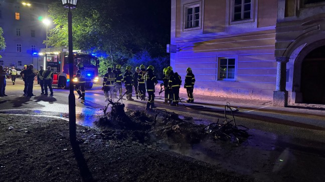 Gerippe blieb brig: Leichtfahrzeug in Steyr-Innere Stadt in Vollbrand