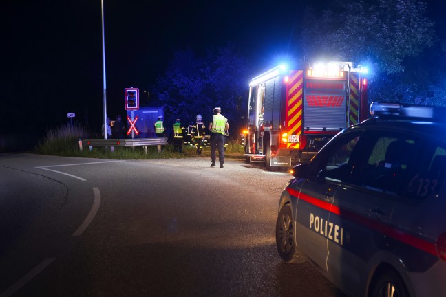 Auto steckte hinter Bahnbergang in Thalheim bei Wels in Bumen und Struchern fest