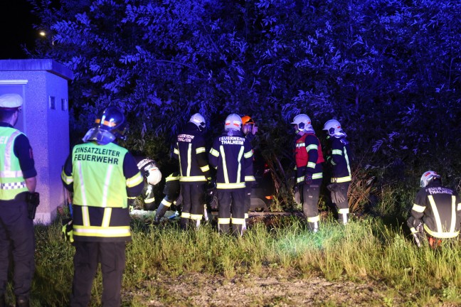 Auto steckte hinter Bahnbergang in Thalheim bei Wels in Bumen und Struchern fest