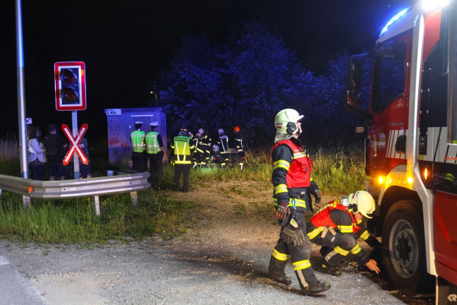 Auto steckte hinter Bahnbergang in Thalheim bei Wels in Bumen und Struchern fest