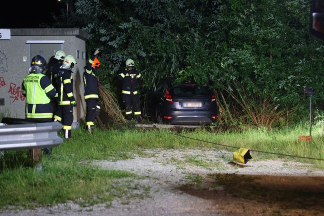 Auto steckte hinter Bahnbergang in Thalheim bei Wels in Bumen und Struchern fest