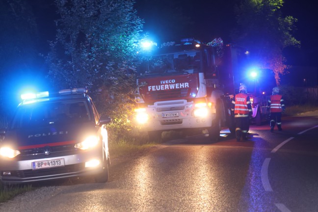 Auto steckte hinter Bahnbergang in Thalheim bei Wels in Bumen und Struchern fest