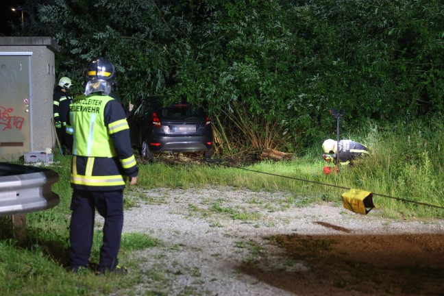 Auto steckte hinter Bahnbergang in Thalheim bei Wels in Bumen und Struchern fest