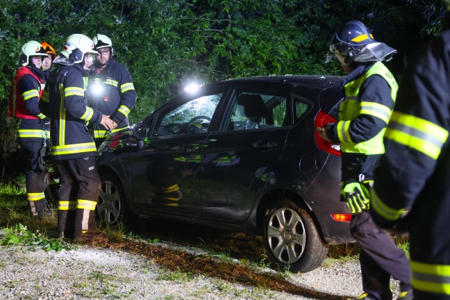 Auto steckte hinter Bahnbergang in Thalheim bei Wels in Bumen und Struchern fest