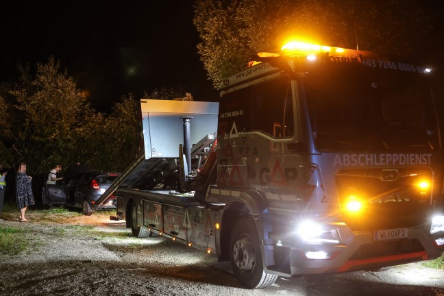 Auto steckte hinter Bahnbergang in Thalheim bei Wels in Bumen und Struchern fest