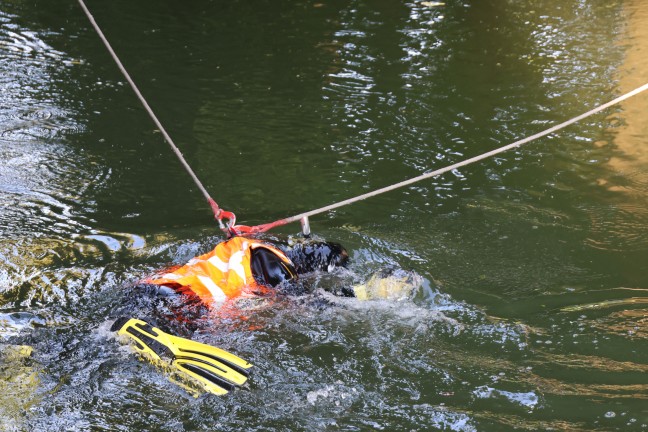 Taucheinsatz nach mglicherweise ins Wasser geworfener Tatwaffe im Mhlbach in Wels-Innenstadt