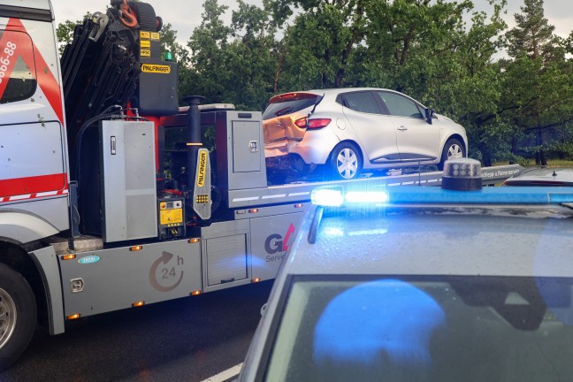 Aufrumarbeiten nach Auffahrunfall mit drei Fahrzeugen auf Wiener Strae bei Gunskirchen