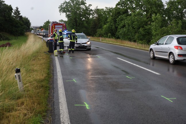 Aufrumarbeiten nach Auffahrunfall mit drei Fahrzeugen auf Wiener Strae bei Gunskirchen