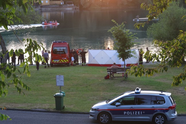 Personenrettung: Feuerwehr mit Boot bei Patiententransport am Badesee in Regau im Einsatz