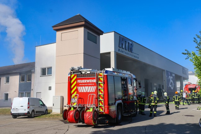 Verpuffung: Acht Feuerwehren bei Brand in einem Gewerbebetrieb in Thalheim bei Wels im Einsatz