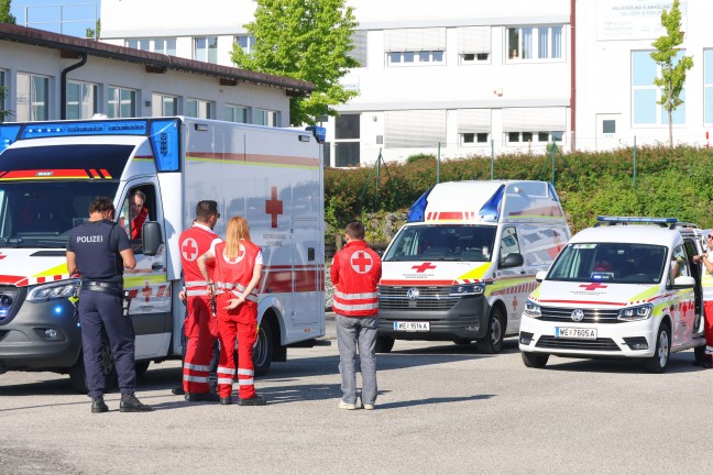 Verpuffung: Acht Feuerwehren bei Brand in einem Gewerbebetrieb in Thalheim bei Wels im Einsatz