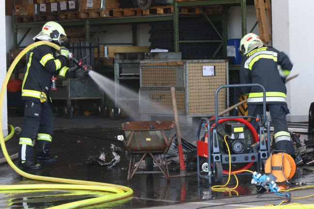 Verpuffung: Acht Feuerwehren bei Brand in einem Gewerbebetrieb in Thalheim bei Wels im Einsatz