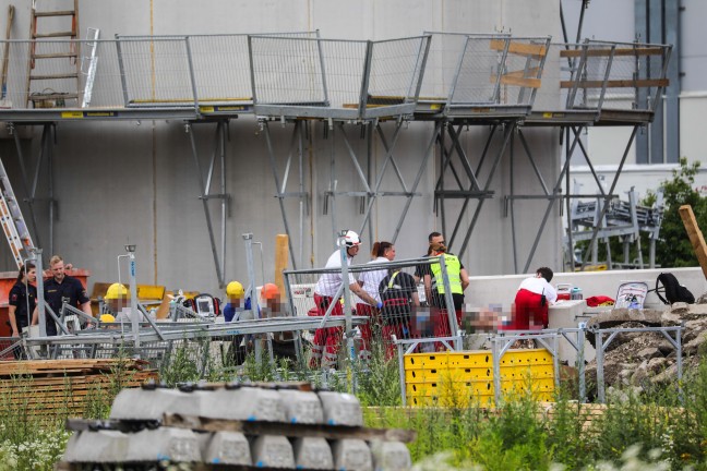 Arbeitsunfall auf Baustelle in Marchtrenk fordert zwei Schwerverletzte