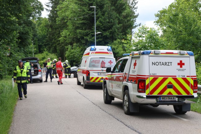 Kollision zweier PKW in einem Kreuzungsbereich in Thalheim bei Wels fordert eine verletzte Person