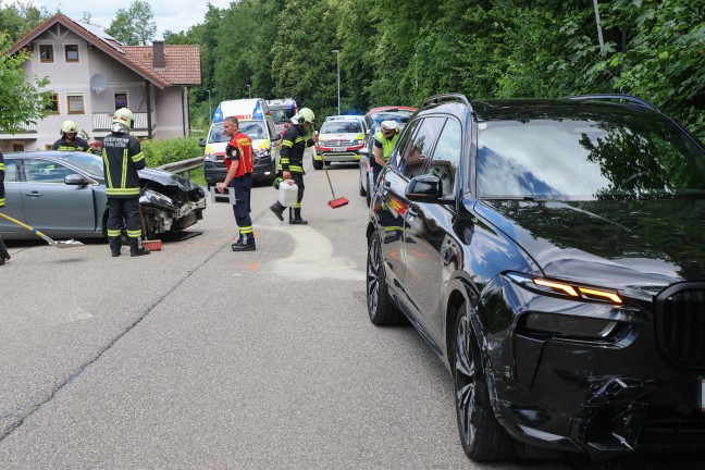 Kollision zweier PKW in einem Kreuzungsbereich in Thalheim bei Wels fordert eine verletzte Person