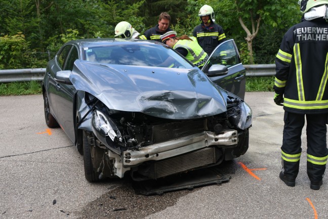 Kollision zweier PKW in einem Kreuzungsbereich in Thalheim bei Wels fordert eine verletzte Person