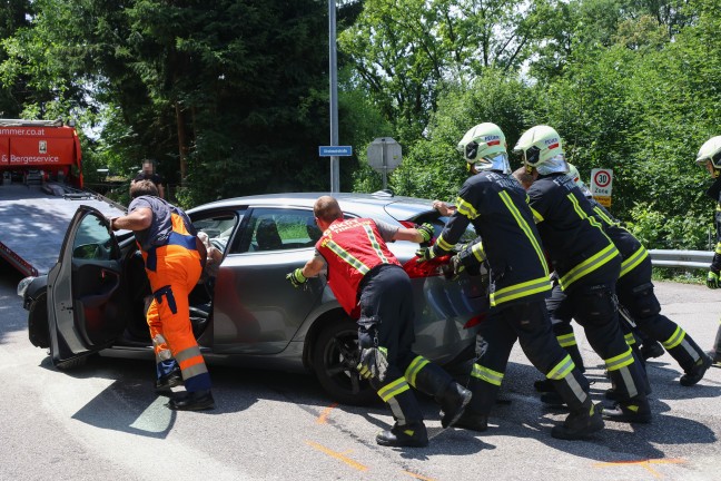 Kollision zweier PKW in einem Kreuzungsbereich in Thalheim bei Wels fordert eine verletzte Person