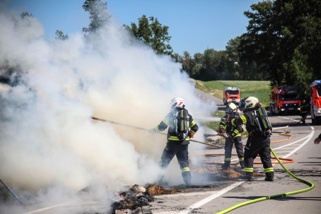 Heu geladen: Vollbrand eines Traktoranh�ngers in Pasching sorgte f�r Einsatz zweier Feuerwehren