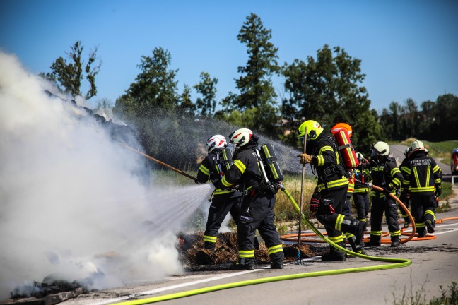Heu geladen: Vollbrand eines Traktoranh�ngers in Pasching sorgte f�r Einsatz zweier Feuerwehren