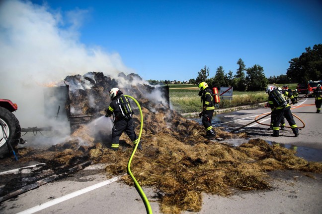 Heu geladen: Vollbrand eines Traktoranh�ngers in Pasching sorgte f�r Einsatz zweier Feuerwehren