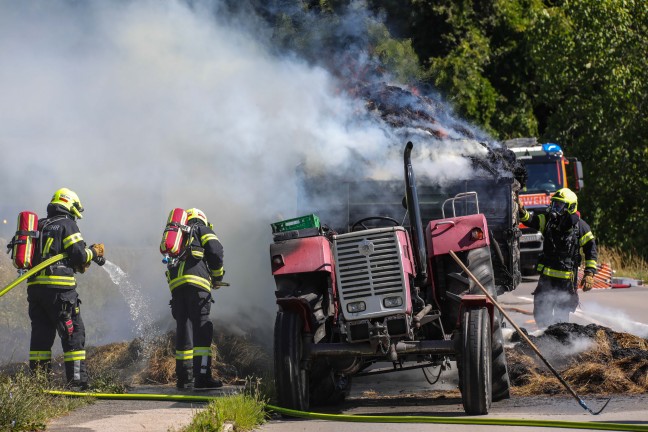 Heu geladen: Vollbrand eines Traktoranh�ngers in Pasching sorgte f�r Einsatz zweier Feuerwehren