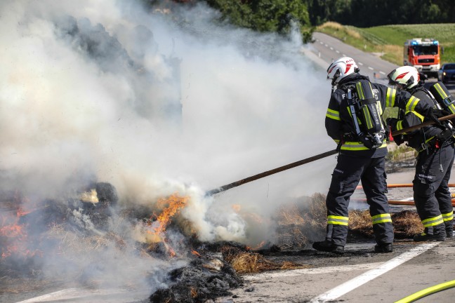 Heu geladen: Vollbrand eines Traktoranh�ngers in Pasching sorgte f�r Einsatz zweier Feuerwehren