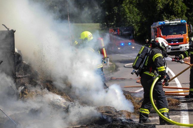 Heu geladen: Vollbrand eines Traktoranh�ngers in Pasching sorgte f�r Einsatz zweier Feuerwehren