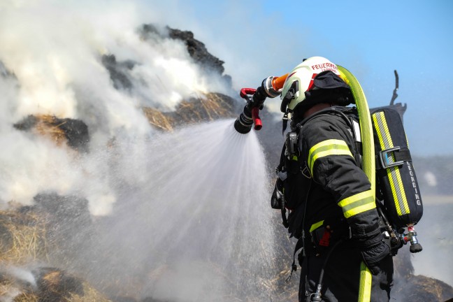 Heu geladen: Vollbrand eines Traktoranh�ngers in Pasching sorgte f�r Einsatz zweier Feuerwehren