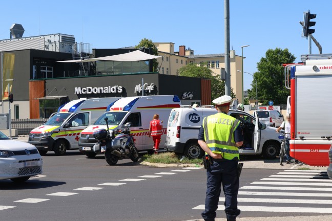 Personenrettung nach Kreuzungscrash zweier Kleintransporter in Wels-Pernau