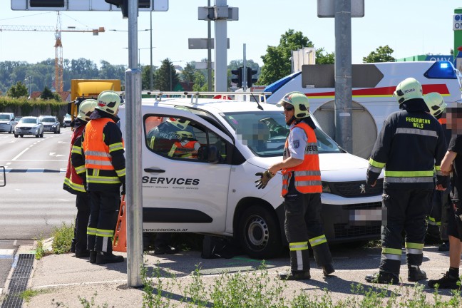 Personenrettung nach Kreuzungscrash zweier Kleintransporter in Wels-Pernau