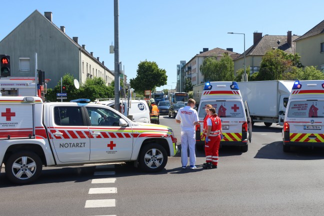 Personenrettung nach Kreuzungscrash zweier Kleintransporter in Wels-Pernau
