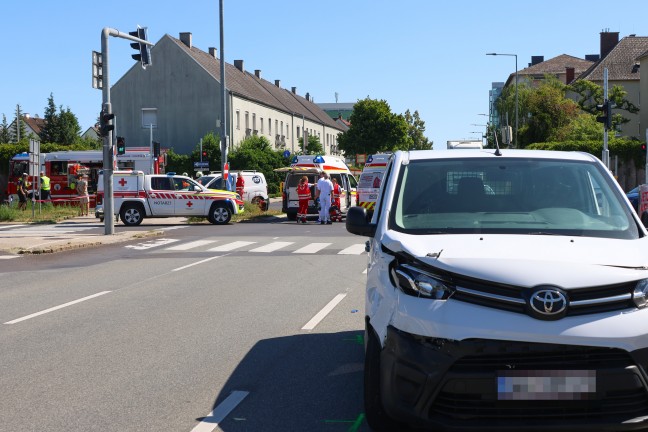 Personenrettung nach Kreuzungscrash zweier Kleintransporter in Wels-Pernau