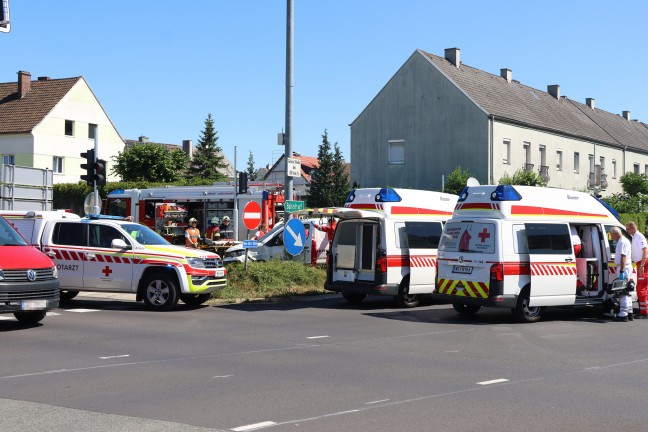 Personenrettung nach Kreuzungscrash zweier Kleintransporter in Wels-Pernau