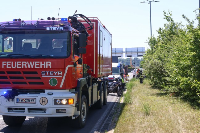 Personenrettung nach Kreuzungscrash zweier Kleintransporter in Wels-Pernau