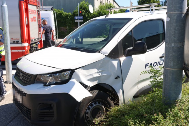 Personenrettung nach Kreuzungscrash zweier Kleintransporter in Wels-Pernau