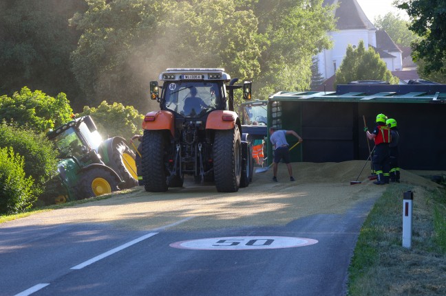 Anh�nger umgest�rzt: L�ngere Bergeaktion nach Unfall eines Traktorgespanns in Offenhausen