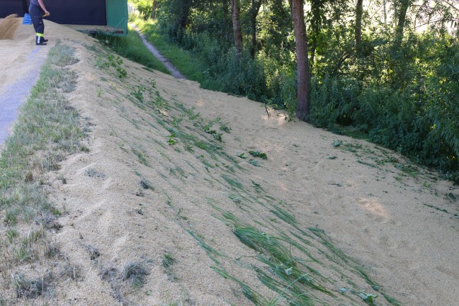 Anh�nger umgest�rzt: L�ngere Bergeaktion nach Unfall eines Traktorgespanns in Offenhausen