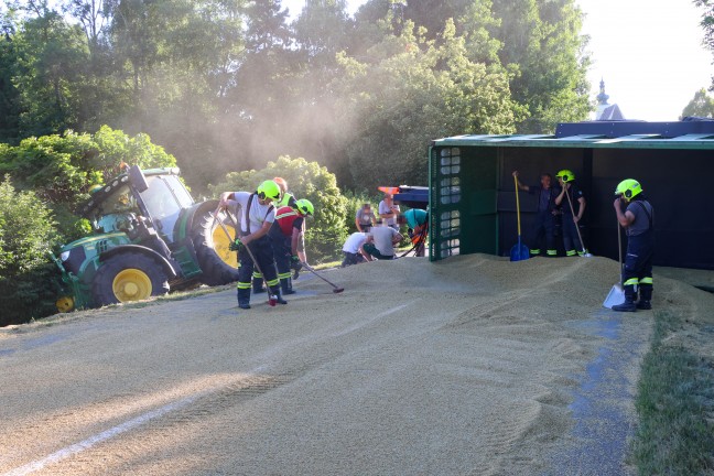 Anh�nger umgest�rzt: L�ngere Bergeaktion nach Unfall eines Traktorgespanns in Offenhausen