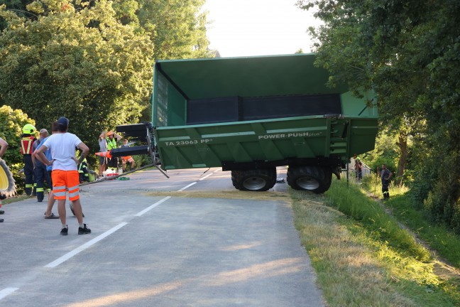 Anh�nger umgest�rzt: L�ngere Bergeaktion nach Unfall eines Traktorgespanns in Offenhausen