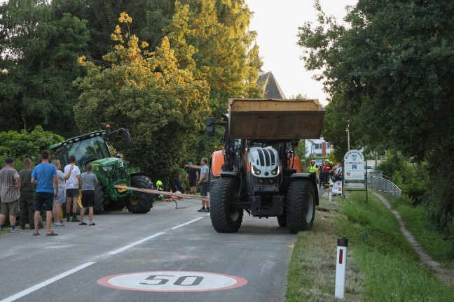 Anh�nger umgest�rzt: L�ngere Bergeaktion nach Unfall eines Traktorgespanns in Offenhausen