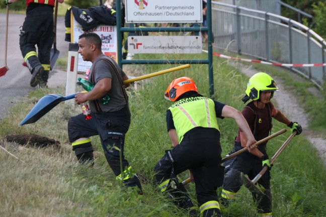 Anh�nger umgest�rzt: L�ngere Bergeaktion nach Unfall eines Traktorgespanns in Offenhausen