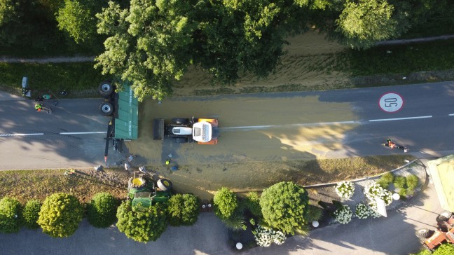 Anh�nger umgest�rzt: L�ngere Bergeaktion nach Unfall eines Traktorgespanns in Offenhausen